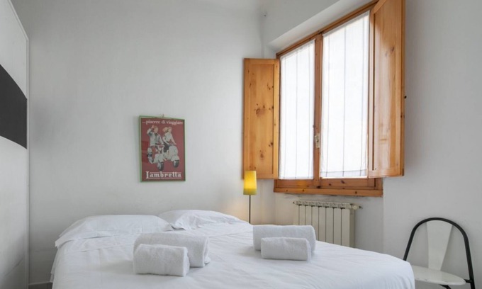 Sant' Ambrogio Apartment | Spacious and bright studio apartment in Santa Croce