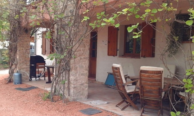 Esparron-de-Verdon Apartment | spacious and fresh domisiladore apartment in a quiet area with direct access to the lake