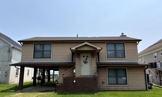 Colonial Beach House | Spacious and Relaxing 4-bedroom, waterfront home with WiFi, AC in Colonial Beach