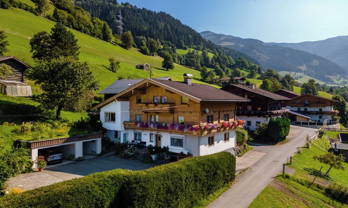 Zell am See Apartment | Spacious apartment with beautiful mountain views