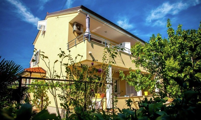 Vantacici Apartment | Spacious Apartment in Vantacici near Sea