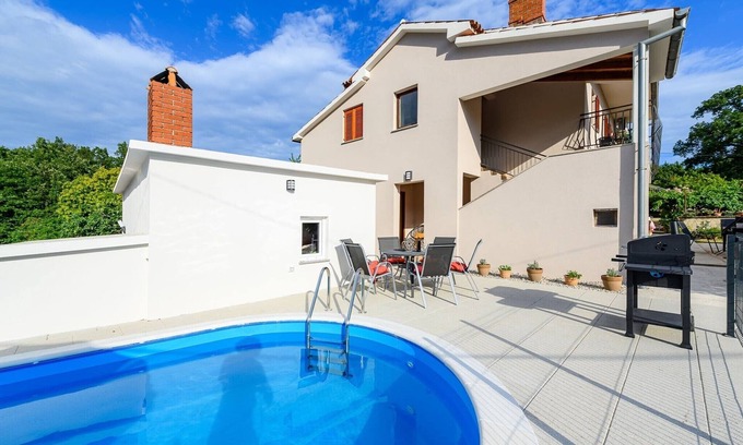 Paradiz Apartment | Spacious Apartment in Markoci