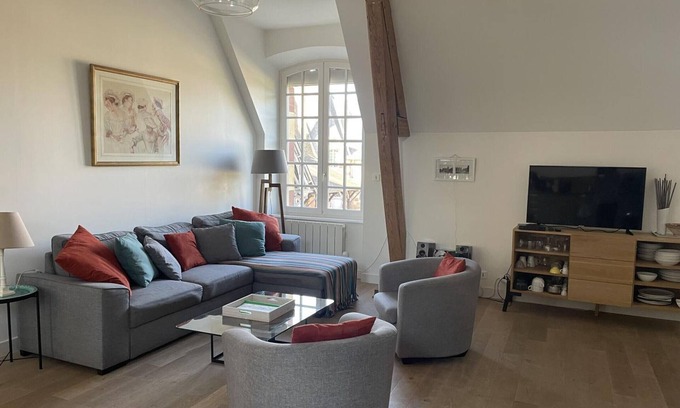 Trevol Cottage | Spacious Apartment in Renovated Castle Estate with Garden Access and Modern Amenities