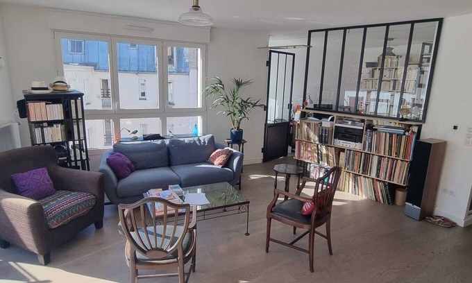 Quartier de la Goutte-d'Or Apartment | Spacious apartment with terrace at the foot of Montmartre