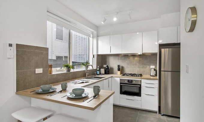 Saint Kilda South Apartment | Spacious apartment within minutes of Acland Street