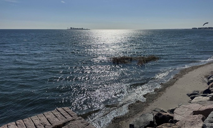 Milford House | Spacious Beachfront 6-bedroom house with all the comforts in lovely Milford