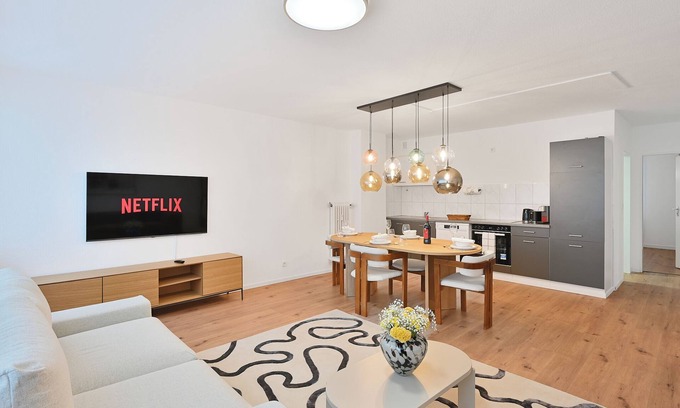 Elberfeld-Mitte Apartment | Spacious & Beautiful 5 Room Apt Sleeps 10- City Center Wuppertal