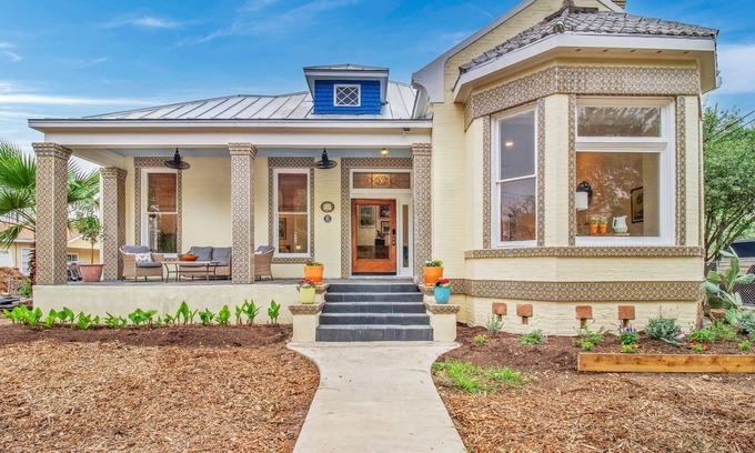 Southtown House | Spacious beautiful home in Lavaca Historic district. 15 minute walk to Alamodome
