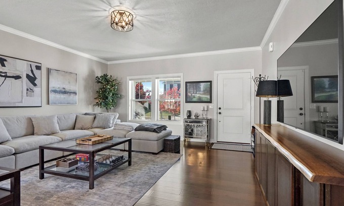 Lansing House | Spacious beautifully decorated home