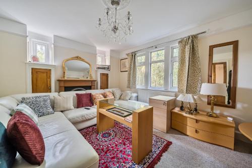 Slough House | Spacious Berkshire home - Perfect for groups and contractors