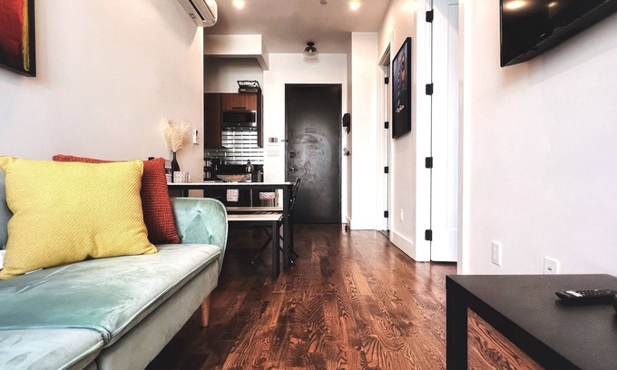 Greenwood Apartment | Spacious Boutique Apartment w/Laundry + Roof Deck + 5 min to Subway + Parking