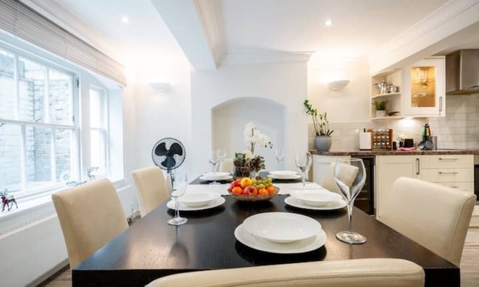 Addison House | Spacious, Bright & Cosy ~ Ideal Victoria Location!