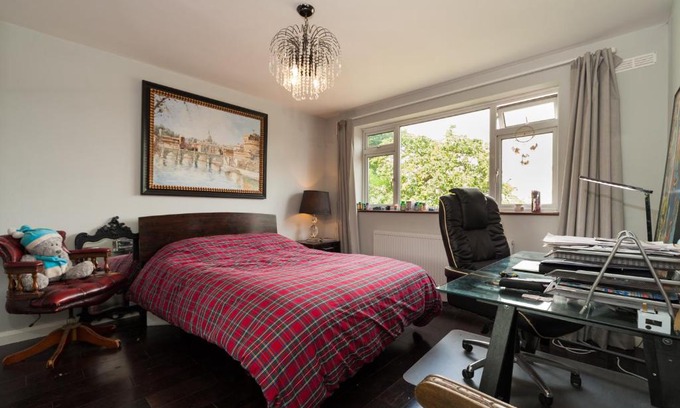 High Barnet Apartment | Spacious Bright Forest View Apartment