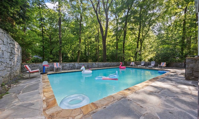 Sandy Springs House | Spacious Buckhead Family Escape + Big Backyard