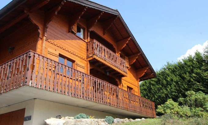 Les Carroz-d'Araches Ski Chalet | Spacious Chalet with 5 Bedrooms for 10, Near Ski Bus and Village, Great Amenities