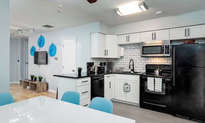 Carrboro House | Spacious & Charming ★ UNC Home ★ Monthly Townhome ★ Pet Friendly