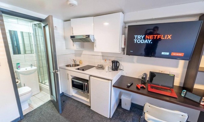 Selly Oak Apartment | Spacious Comfortable Studio Near the University
