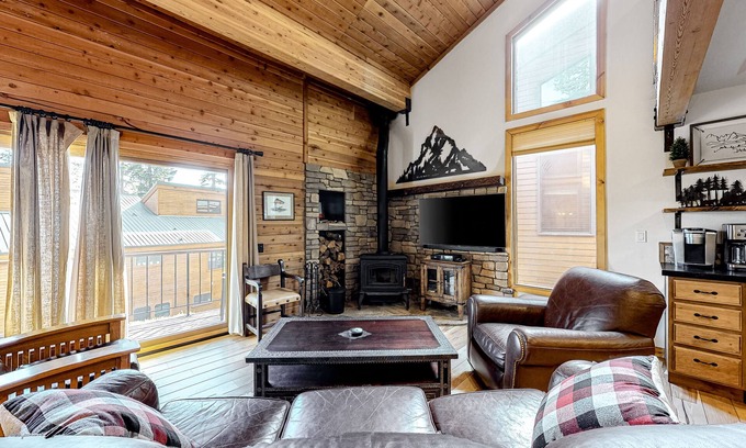 Mammoth Lakes Condo | Spacious condo near skiing with fireplace, washer/dryer, deck & full kitchen