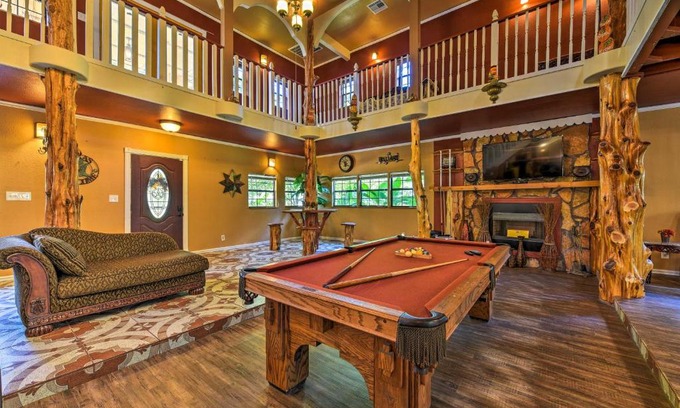 Conroe House | Spacious Conroe Home with Foosball and Pool Table!