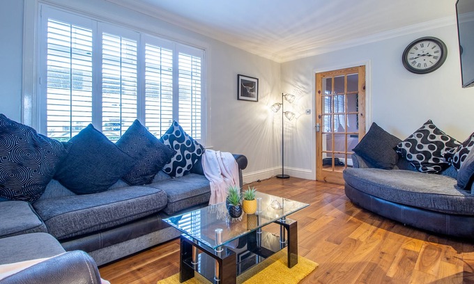 Coatbridge House | Spacious Cosy Home Near Glasgow