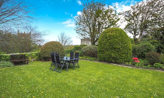 St Davids Cottage | Spacious cottage in the heart of St Davids overlooking cathedral with parking .