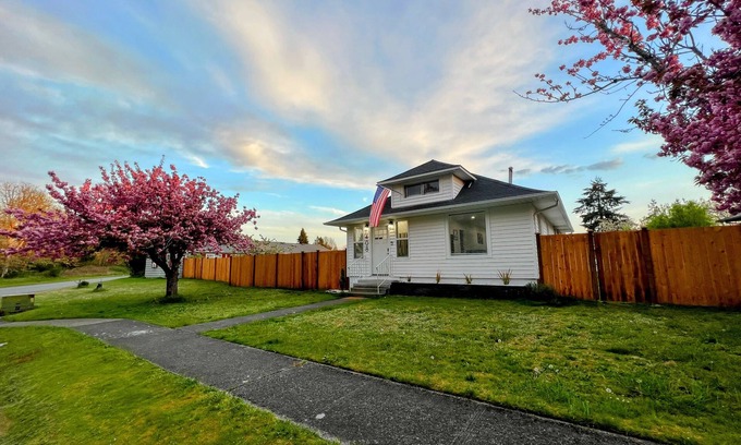 Dupont House | ⭐️Spacious & Cozy 4BR/2BTH, 3 Min to JBLM, Huge Yard⭐️