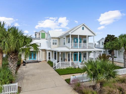 Clipper Cove House | Spacious Crystal Beach Home w/2 Master King Suites, Pool Access, Walk to Beach, Pet Friendly!