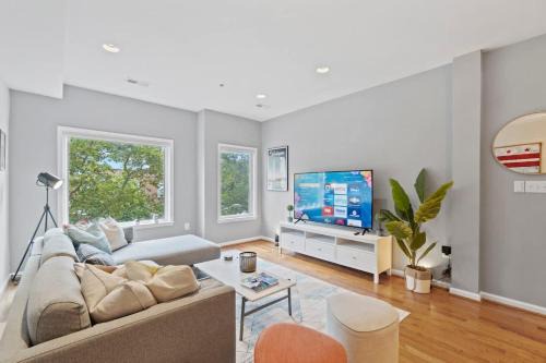 Shaw House | Spacious DC Retreat Two Units 4BR & 5BA #DCottage