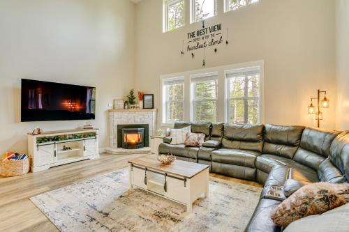 Tamarack Resort House | Spacious Donnelly Family Home with Private Hot Tub!