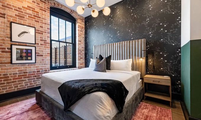 Central Business District Hotel | Spacious Downtown 2BD Private Terrace Near Parades Rooftop Pool,Gym & Gameroom Walkable to all