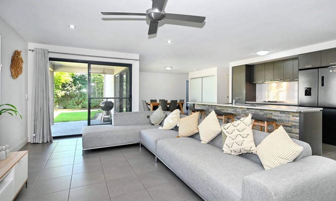 Sippy Downs House | Spacious Family Delight ZH1