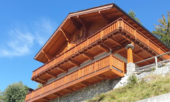 St. Luc Ski Chalet | Spacious, family-friendly chalet, ideal for 10 people, with terrace, furnished balcony, garden with