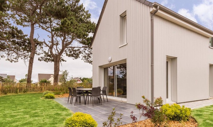 Portbail Cottage | Spacious family home in Portbail, pets allowed