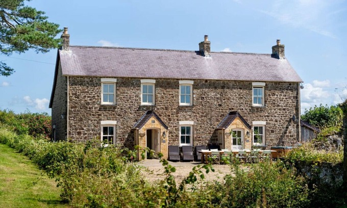 Narberth House | Spacious Farmhouse Retreat with Hot Tub, sleeps 12