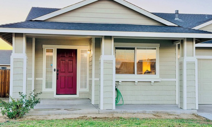 Fernley House | Spacious Fernley House: 4 Bedrooms, Garage & Kitchen