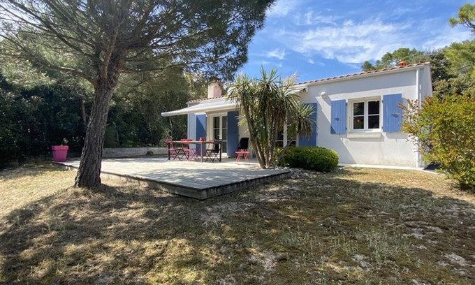 Domino House | Spacious 5-BR Villa, 10 People, 230m from Beach, WiFi, Private Garden, Pets Welcome!