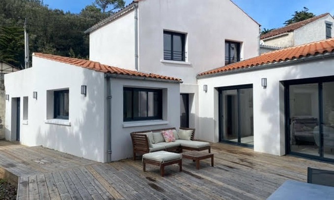 Domino House | Spacious New Villa for 8 with Terrace, 800m from Beach