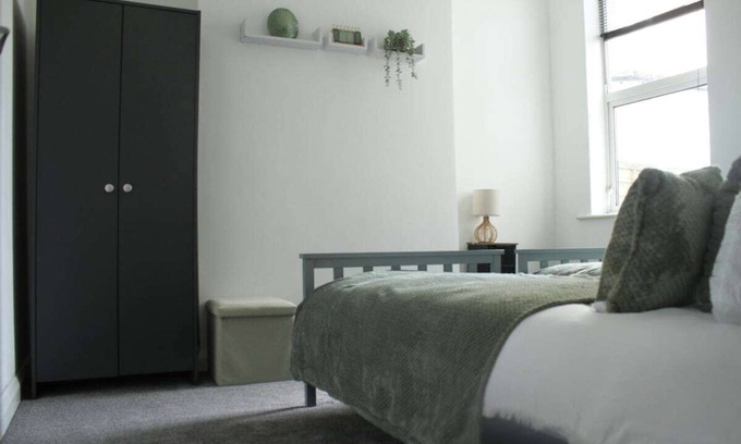 Dunstable House | Spacious 5 Bed Home - Near M1, A5, Luton Airport