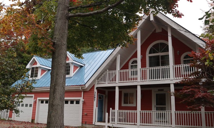 Manistee House | Spacious getaway nestled between two beautiful lakes!
