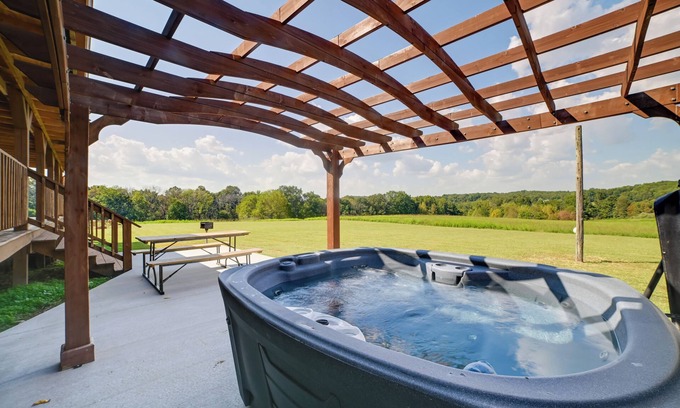 Hardin County House | Spacious Getaway 5 Mins to Garden of the Gods