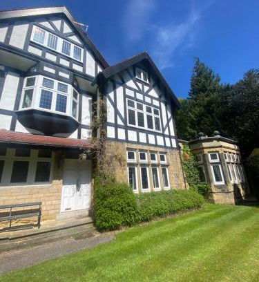 Roundhay Apartment | Spacious Guest Flat near Roundhay Park