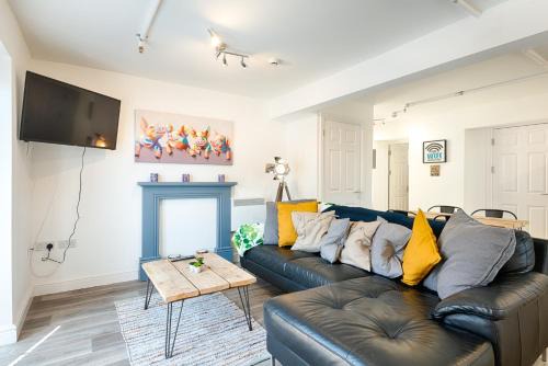 St. Thomas Apartment | Spacious Home - 2 Ensuites - Garden - Smart TVs