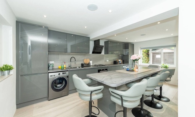 Tilehurst House | Spacious Home Heated Pool(May-Sep) in Tilehurst - Pass the Keys