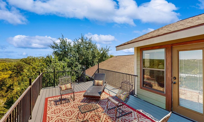 Gruene House | Spacious home including main and guesthouse with private Hot tub