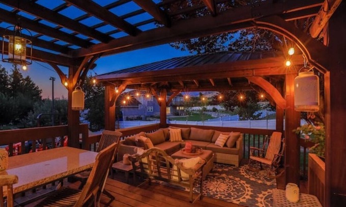 Draper House | Spacious home w/hottub & close to canyons & trails