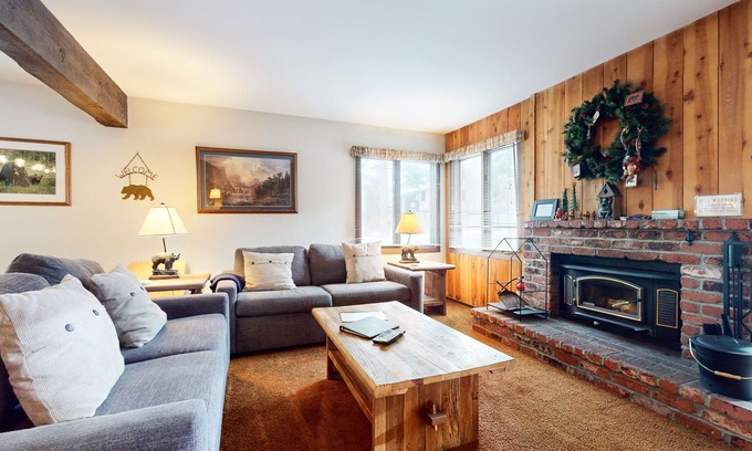 Mammoth Lakes Condo | Spacious Homey Mnt Condo. Pool & Tennis Court On-site. Near Restaurants