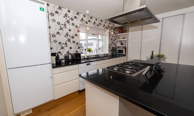 Akureyri House | Spacious House with 2 Apartments - 2 min from Downtown Akureyri!