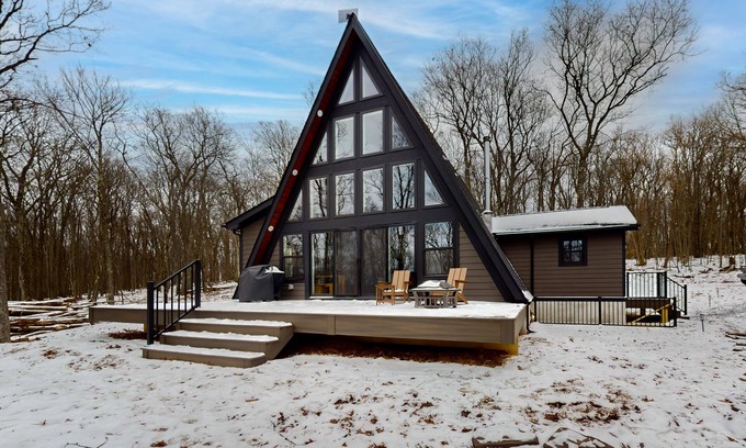 Swanton House | Spacious house with deck, fire pit, grill & ping pong table