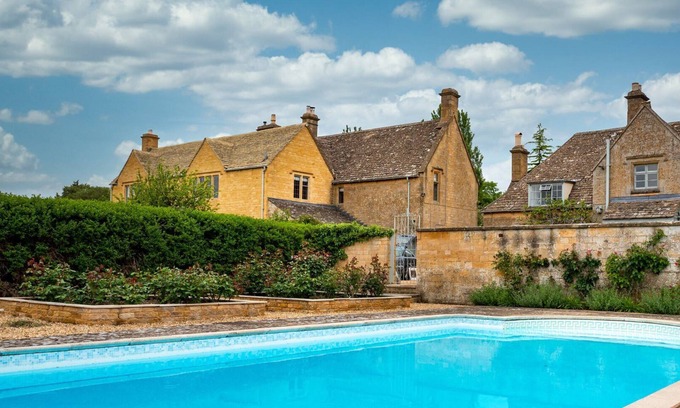 Broadway House | Spacious House with heated pool and gym sleeping up to 14