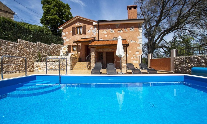 Brsec House | Spacious house with heatable pool